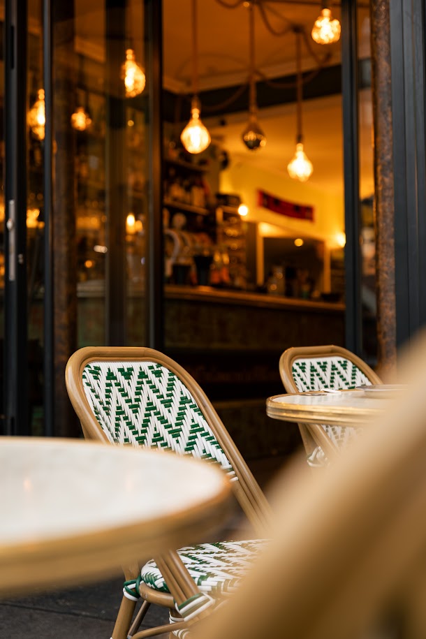 Ambiance du restaurant Au Levant avec terrasse et salle intérieure.